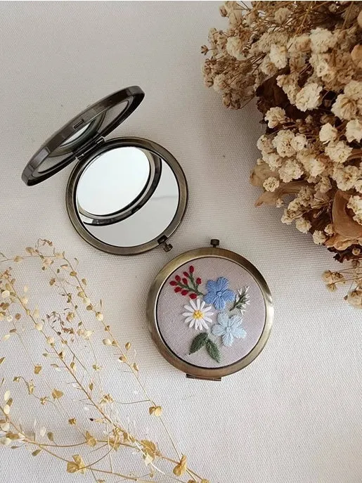 Quince Fables: Compact Mirror